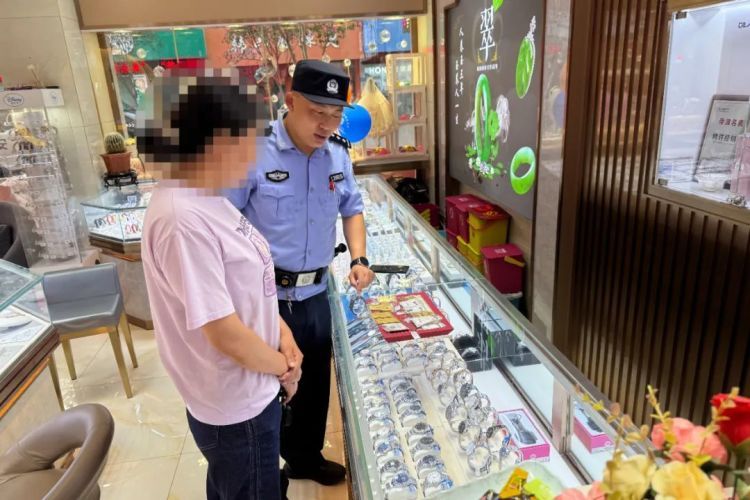 女子“豪掷”30余万购买金条，结果惊动警方