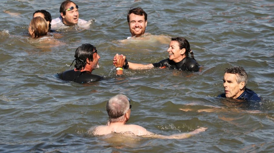 百年禁令解除，巴黎人跳进塞纳河游泳