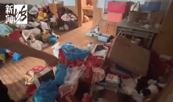 一天50只蟑螂窜出!大家疯狂跺脚!上海独居女子,年轻时光鲜,老了却让家人颜面扫地? 一天50只蟑螂窜出!大家疯狂跺脚!上海独居女子,年轻时光鲜,老了却让家人颜面扫地?