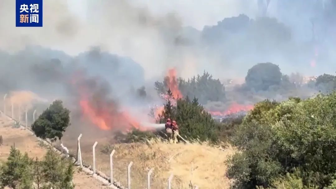 土耳其火灾频发同时却出现罕见“七月飞雪”,不少地方产生积雪,当地人直呼几十年未见 土耳其火灾频发同时却出现罕见“七月飞雪”,不少地方产生积雪,当地人直呼几十年未见