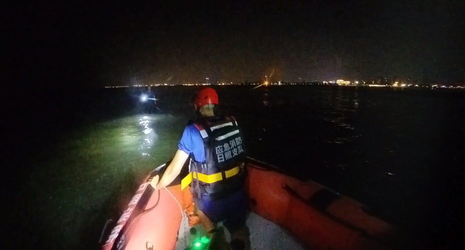 凌晨，两男子忘情垂钓！回头一看周围全是水