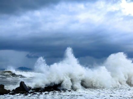 台风丹娜丝来临前夕 汕头海浪犹如卷起千堆雪