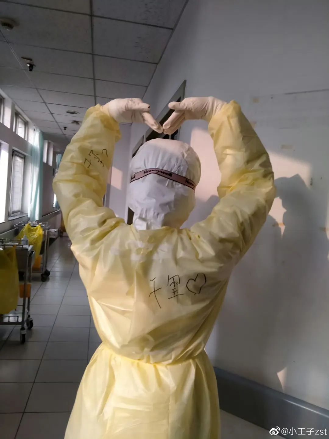 易烊千玺演唱会第一张门票送给了武汉女护士!她说:他真的记得! 易烊千玺演唱会第一张门票送给了武汉女护士!她说:他真的记得!