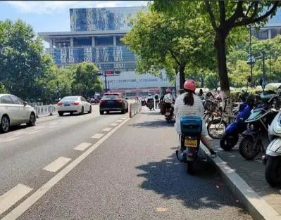 车辆“避晒式”等红灯引争议,交警回应:违法,已有城市对此罚款 车辆“避晒式”等红灯引争议,交警回应:违法,已有城市对此罚款