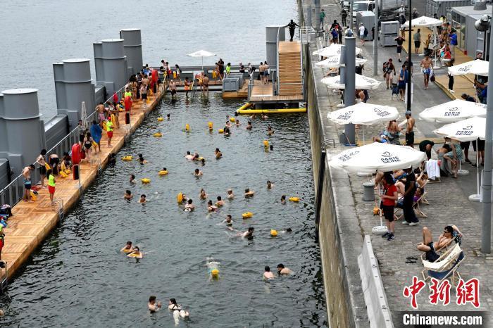 巴黎时隔百余年恢复开放塞纳河公众游泳