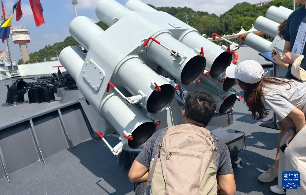 香港民众参观海军舰艇 香港民众参观海军舰艇