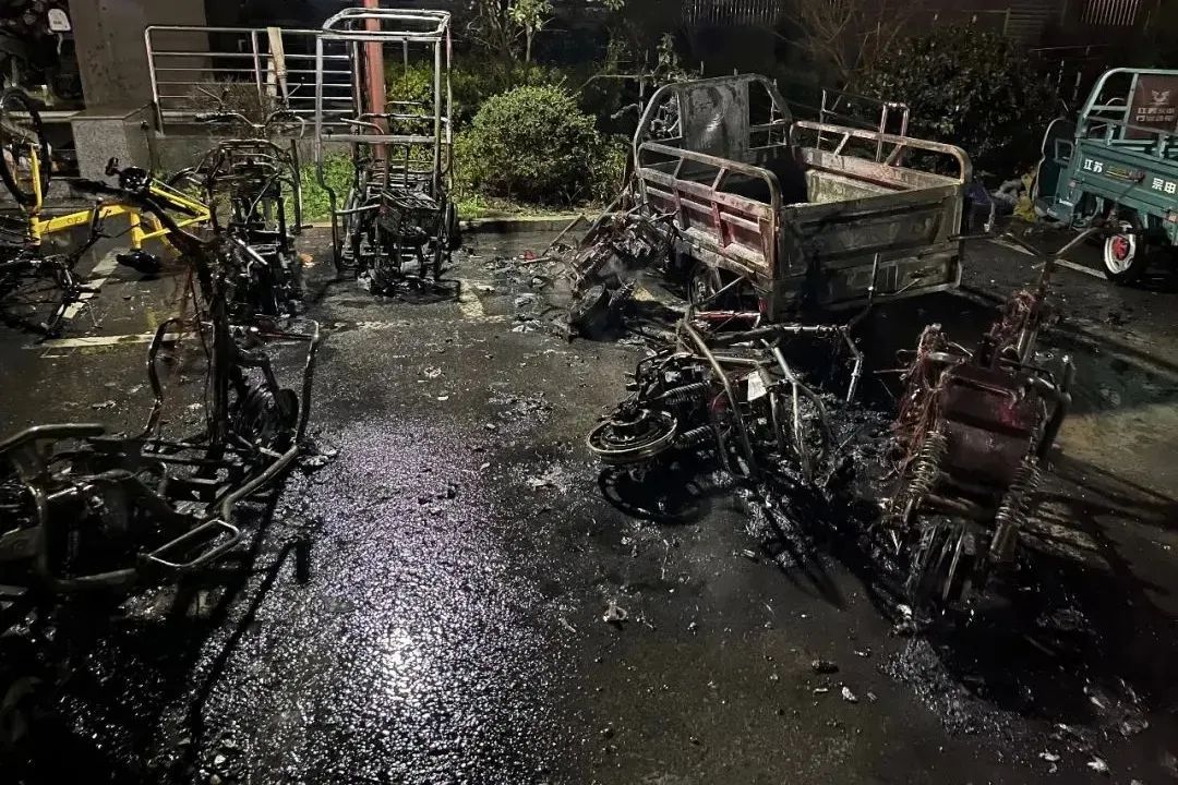 租户“飞线充电”引火灾!致邻居一家四口1死2伤 租户“飞线充电”引火灾!致邻居一家四口1死2伤