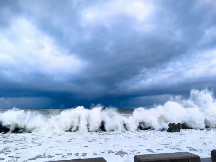 台风丹娜丝来临前夕 汕头海浪犹如卷起千堆雪