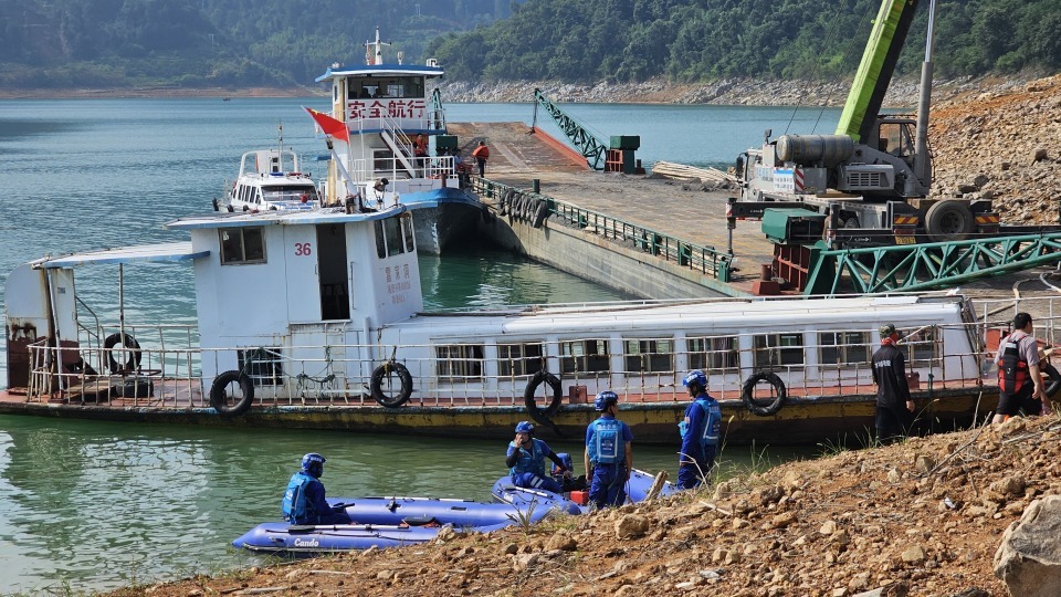 资兴东江湖侧翻班线船已被打捞,当地:失联人员是老驾驶员,当天以安全员身份工作 资兴东江湖侧翻班线船已被打捞,当地:失联人员是老驾驶员,当天以安全员身份工作