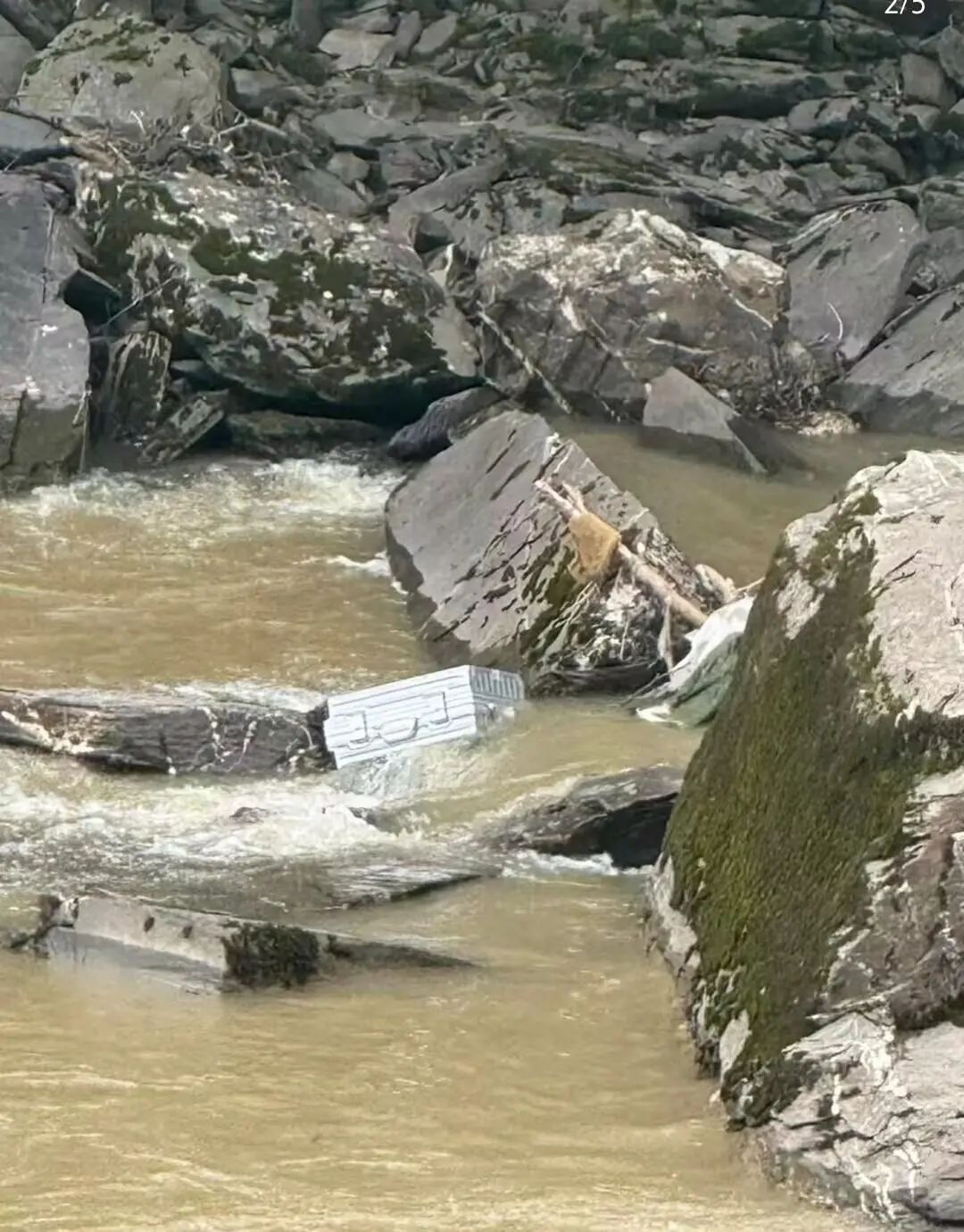 2名儿童不幸离世,仍有5人失联!一家人包车游川西坠崖落水 2名儿童不幸离世,仍有5人失联!一家人包车游川西坠崖落水