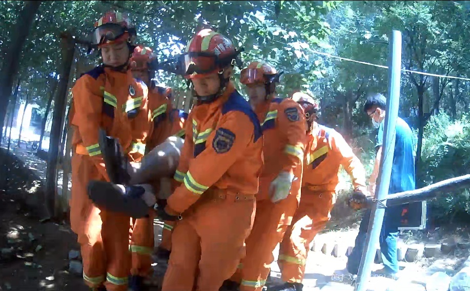 高温39℃去景区烧烤？壮汉中暑晕倒，因体重过重8个消防员才将其抬下山
