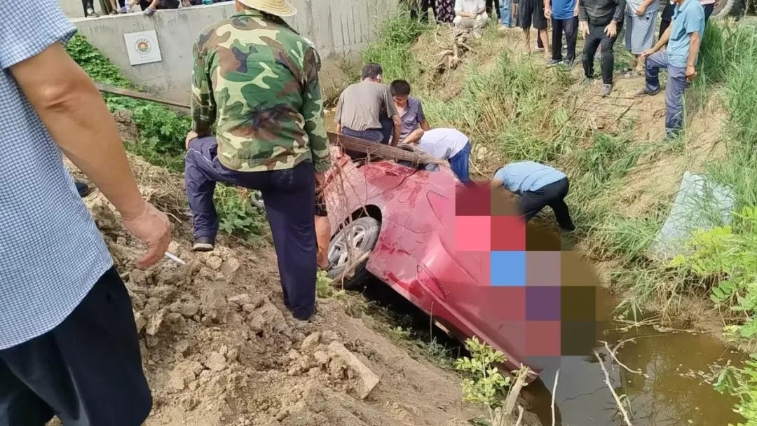 事发河北!紧急关头,一村人救了一车人… 事发河北!紧急关头,一村人救了一车人…