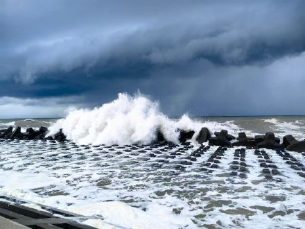 台风丹娜丝来临前夕 汕头海浪犹如卷起千堆雪