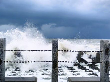 台风丹娜丝来临前夕 汕头海浪犹如卷起千堆雪