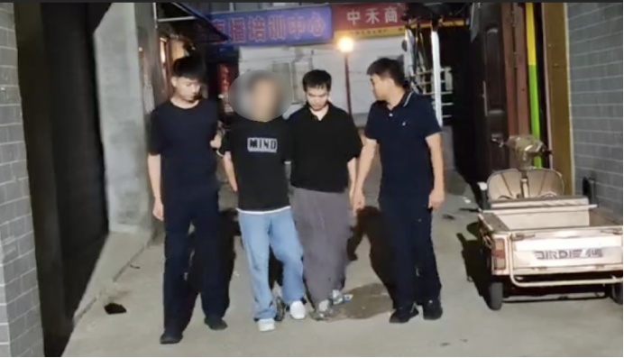 凌晨4点,男子盗窃后对着摄像头挑衅,当天落网! 凌晨4点,男子盗窃后对着摄像头挑衅,当天落网!