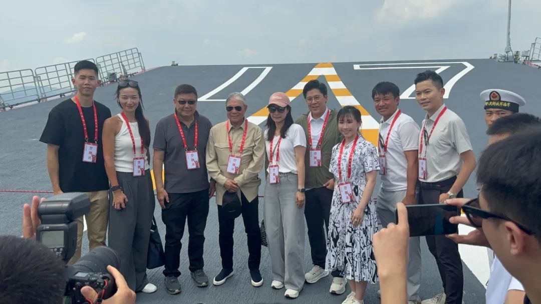 登舰参观，霍震霆、霍启刚、郭晶晶都来了！