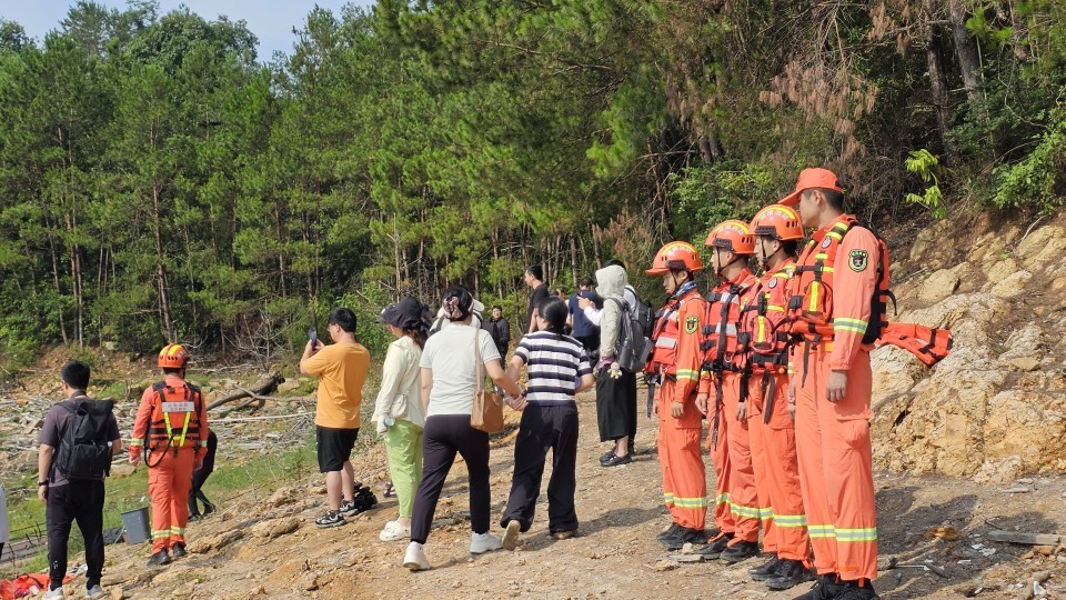 资兴东江湖侧翻班线船已被打捞,当地:失联人员是老驾驶员,当天以安全员身份工作 资兴东江湖侧翻班线船已被打捞,当地:失联人员是老驾驶员,当天以安全员身份工作