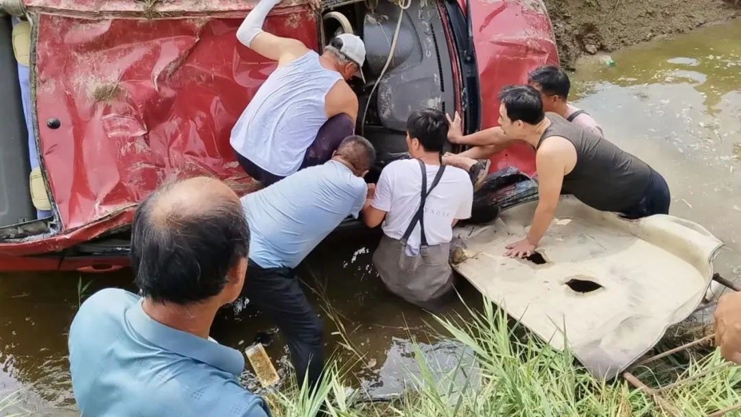 事发河北!紧急关头,一村人救了一车人… 事发河北!紧急关头,一村人救了一车人…