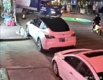 云南一幼童躺街上被货车碾压身亡,目前正在责任认定中 云南一幼童躺街上被货车碾压身亡,目前正在责任认定中