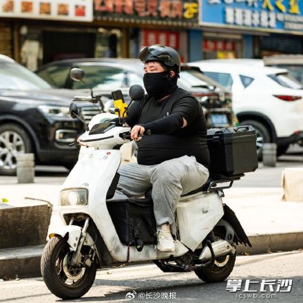 热!热!热!全副武装 长沙最高气温超38℃ 热!热!热!全副武装 长沙最高气温超38℃