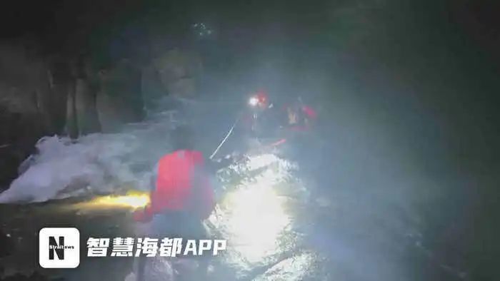 凌晨3点多，泉州两男子被困礁石！紧急救援！