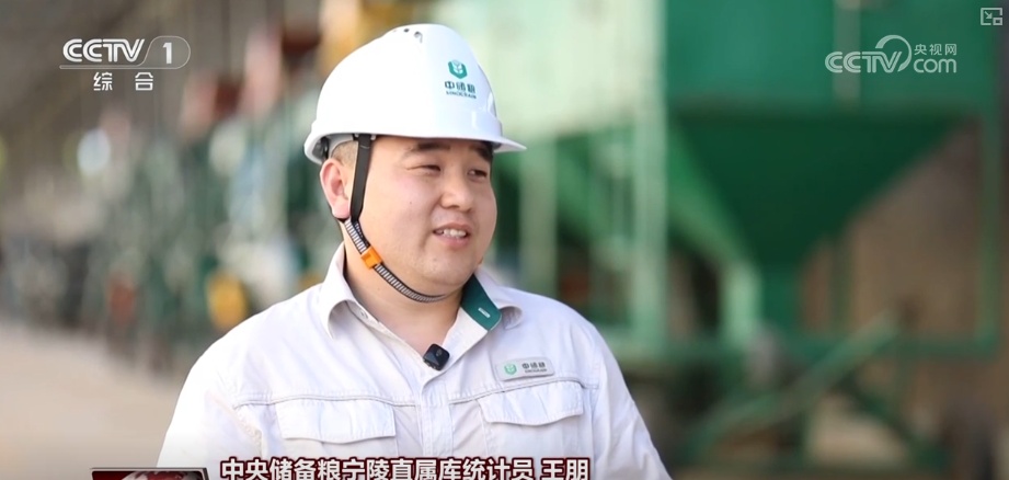 一粒小麦里的党员温度 “党员突击队”下沉收购一线保障夏粮颗粒归仓 一粒小麦里的党员温度 “党员突击队”下沉收购一线保障夏粮颗粒归仓