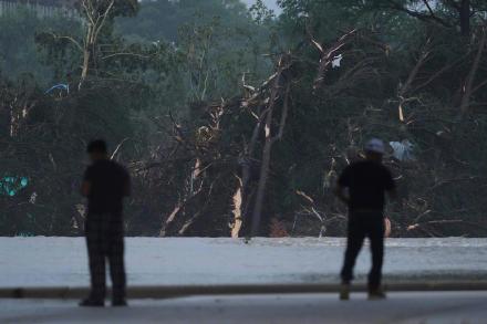 美国得州洪灾已致50死 预警系统缺位引质疑
