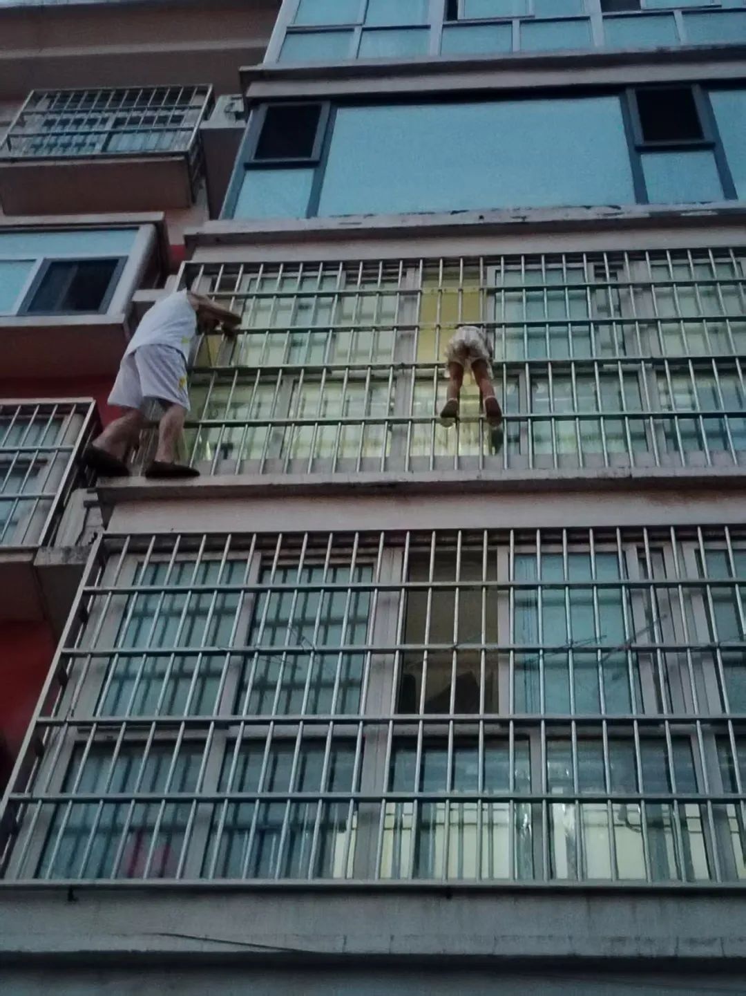 3楼女童被卡住脖子悬空窗外,2楼老兵出手相救! 3楼女童被卡住脖子悬空窗外,2楼老兵出手相救!