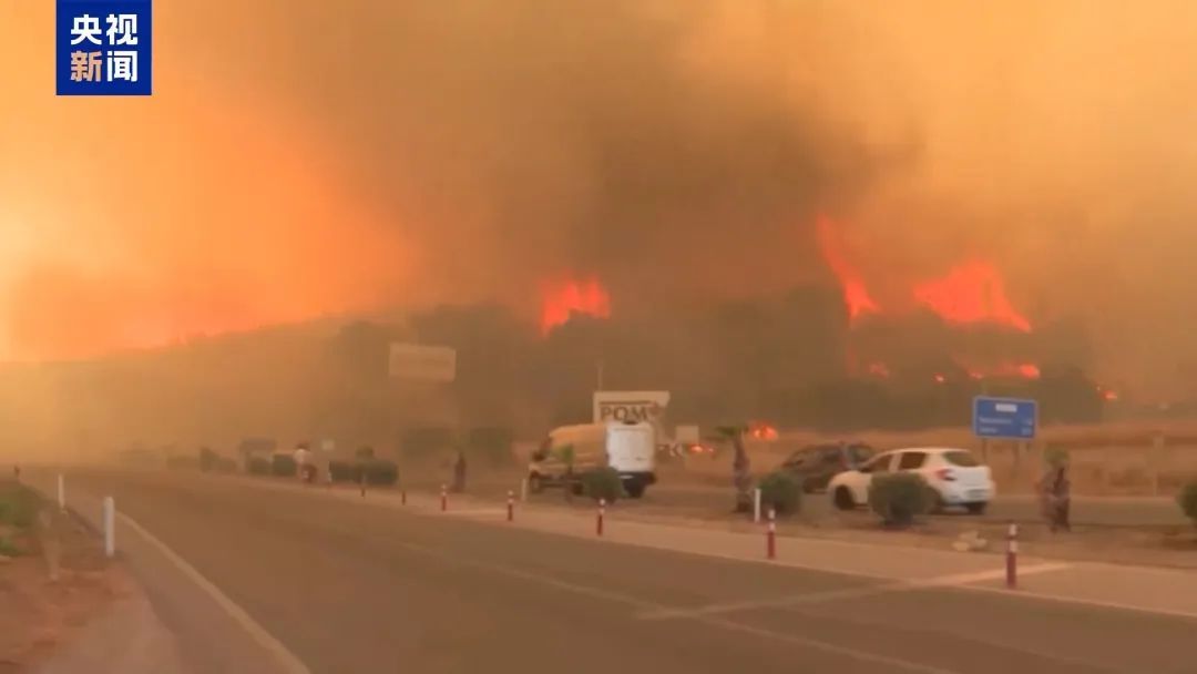 土耳其火灾频发同时却出现罕见“七月飞雪”,不少地方产生积雪,当地人直呼几十年未见 土耳其火灾频发同时却出现罕见“七月飞雪”,不少地方产生积雪,当地人直呼几十年未见