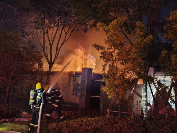 用火烧蚊子?“硬核”大爷另辟蹊径却“翻车” 用火烧蚊子?“硬核”大爷另辟蹊径却“翻车”