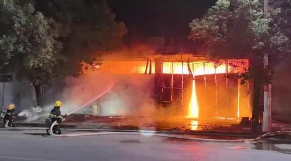 用火烧蚊子?“硬核”大爷另辟蹊径却“翻车” 用火烧蚊子?“硬核”大爷另辟蹊径却“翻车”