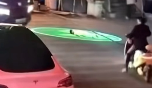 幼童躺街上被快递货车碾压身亡，司机大喊“快打120，谁家小孩”！