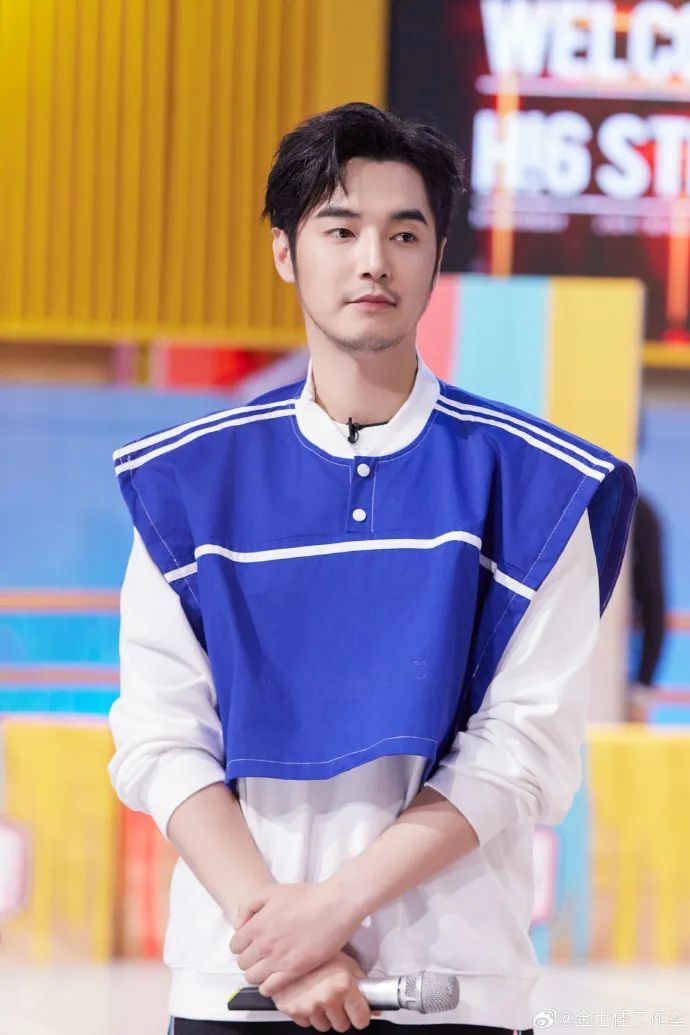 网友发帖捡到演员金世佳的身份证,工作室回应:已联系好心拾得人,提醒重要证件不要随意揣裤兜里 网友发帖捡到演员金世佳的身份证,工作室回应:已联系好心拾得人,提醒重要证件不要随意揣裤兜里