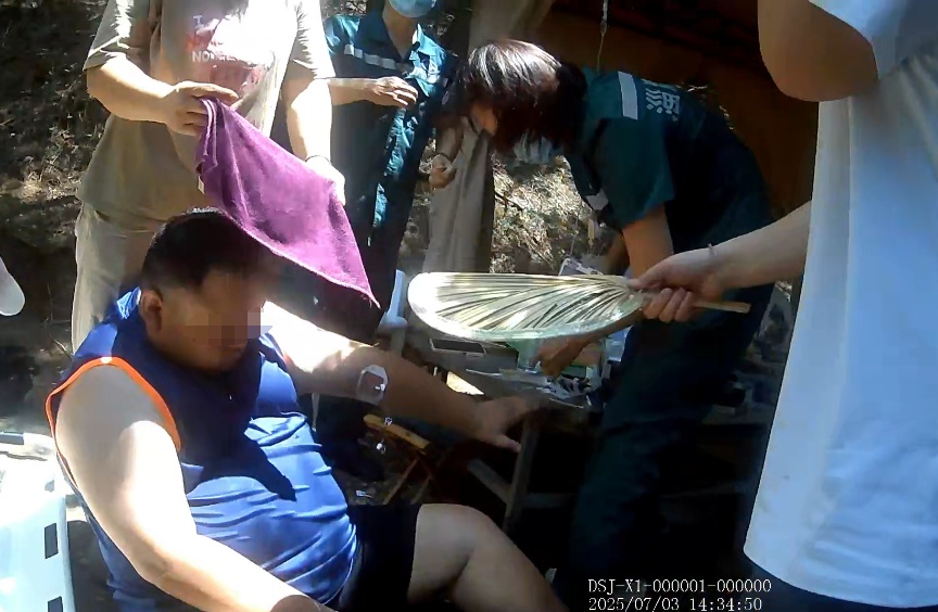 高温39℃去景区烧烤？壮汉中暑晕倒，因体重过重8个消防员才将其抬下山