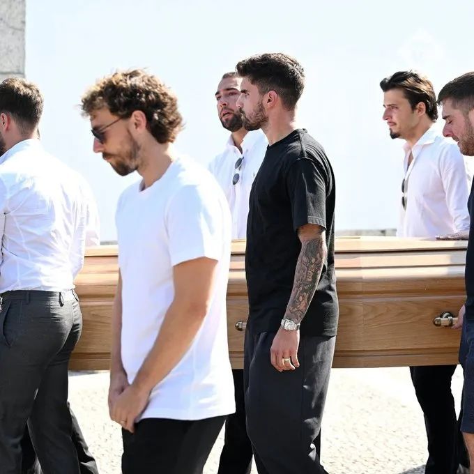 催泪!若塔葬礼举行,妻子趴棺木痛哭,葡萄牙队友为他抬棺!FIFA总部已降半旗志哀 催泪!若塔葬礼举行,妻子趴棺木痛哭,葡萄牙队友为他抬棺!FIFA总部已降半旗志哀