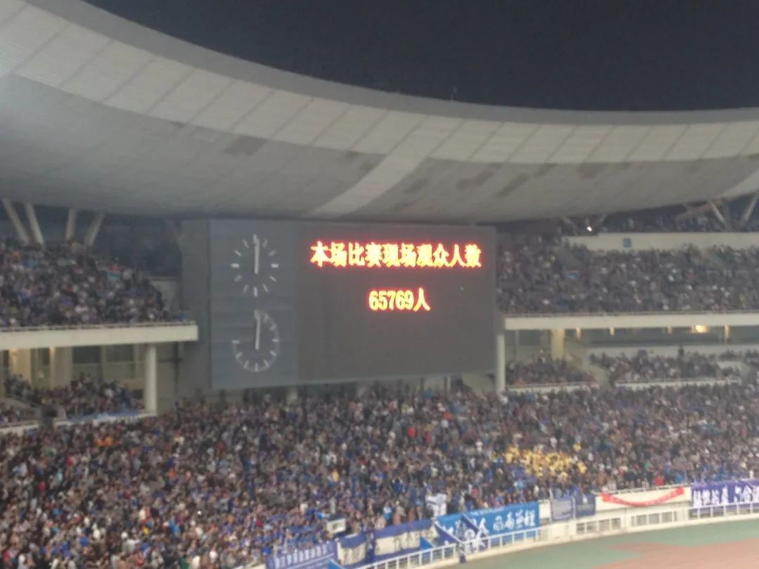 南京奥体60396人：“请你为我，再将双手舞动”