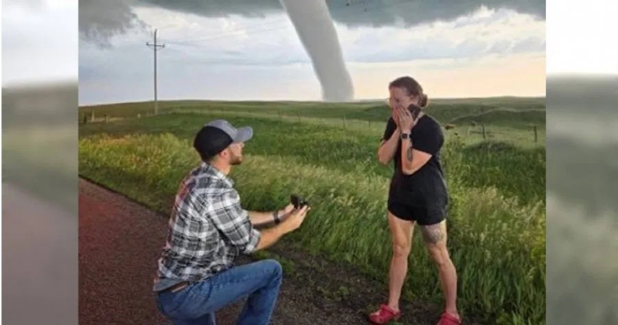 热爱“追风”,美国一对情侣在龙卷风前浪漫求婚 热爱“追风”,美国一对情侣在龙卷风前浪漫求婚