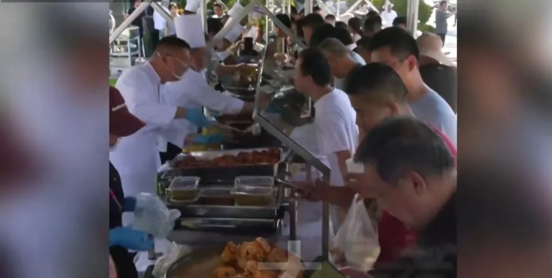 郑州一五星级酒店摆地摊日入3万,1小时基本售空! 郑州一五星级酒店摆地摊日入3万,1小时基本售空!