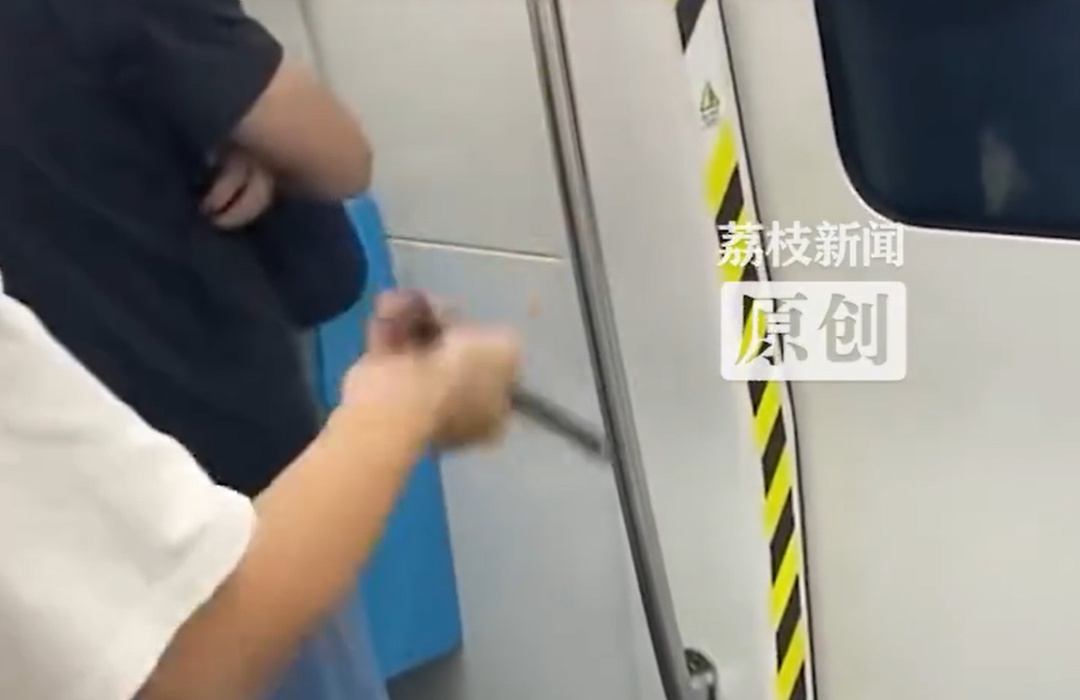乘客在地铁上耍折叠刀，东莞轨交通报：为玩具，非管制刀具