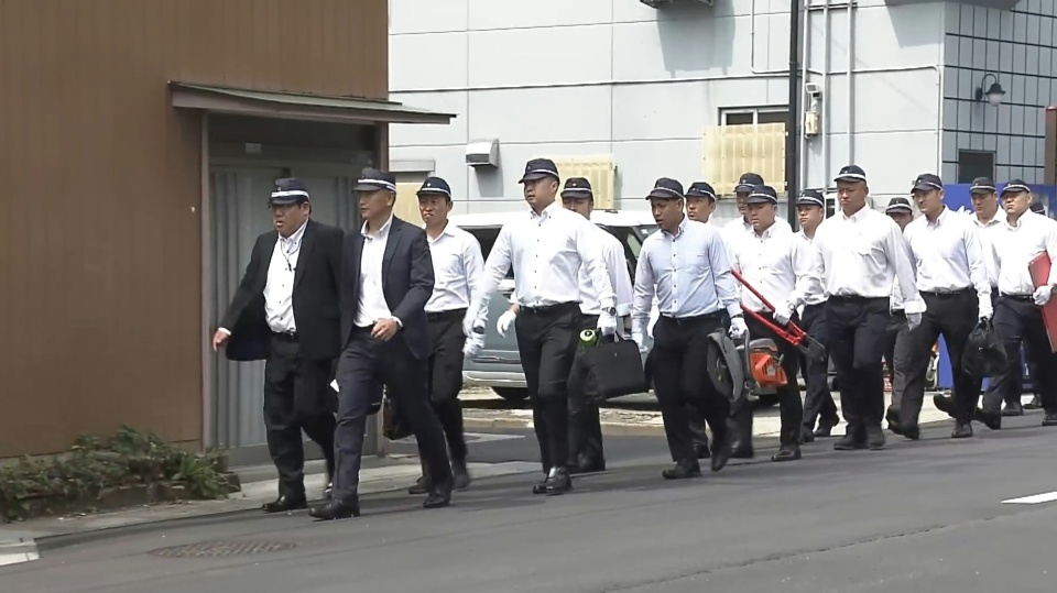 日本大阪警察抓捕黑道，拿电锯大喊快开门，网友：分不清谁是黑道