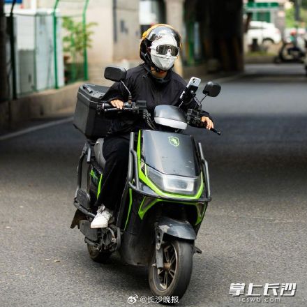 热!热!热!全副武装 长沙最高气温超38℃ 热!热!热!全副武装 长沙最高气温超38℃