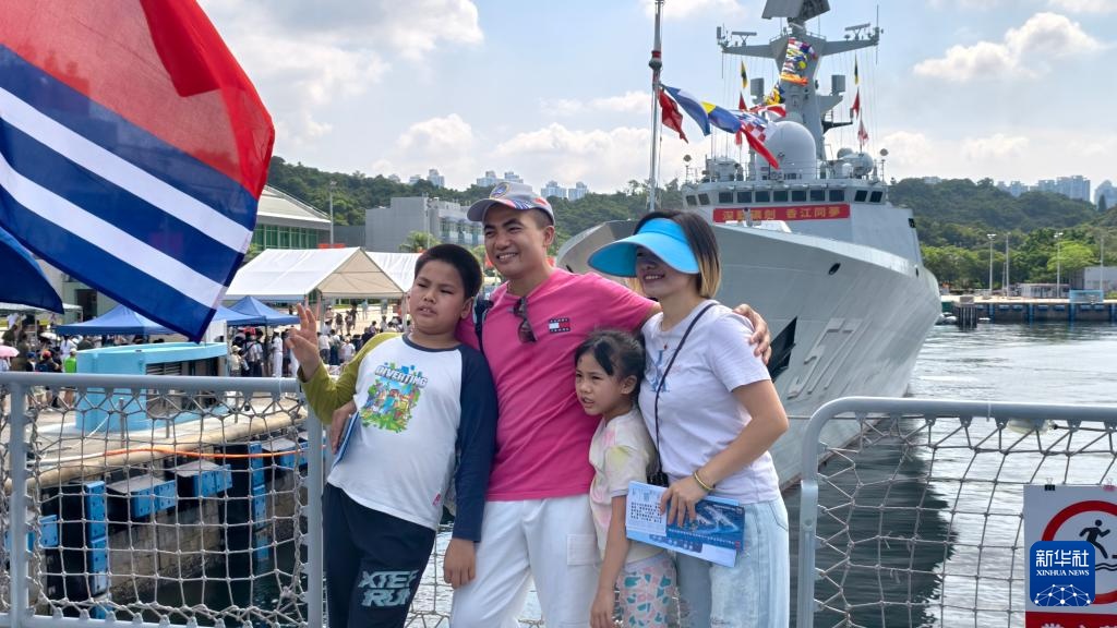 香港民众参观海军舰艇 香港民众参观海军舰艇