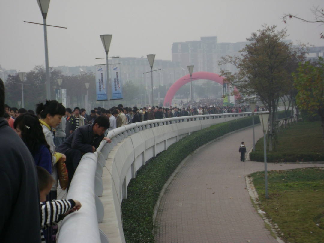 南京奥体60396人：“请你为我，再将双手舞动”