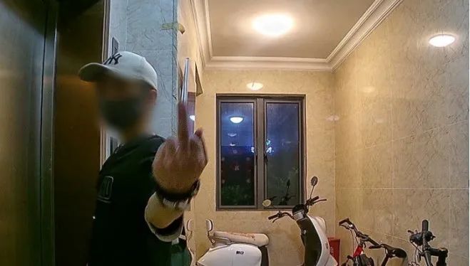 凌晨4点,男子盗窃后对着摄像头挑衅,当天落网! 凌晨4点,男子盗窃后对着摄像头挑衅,当天落网!