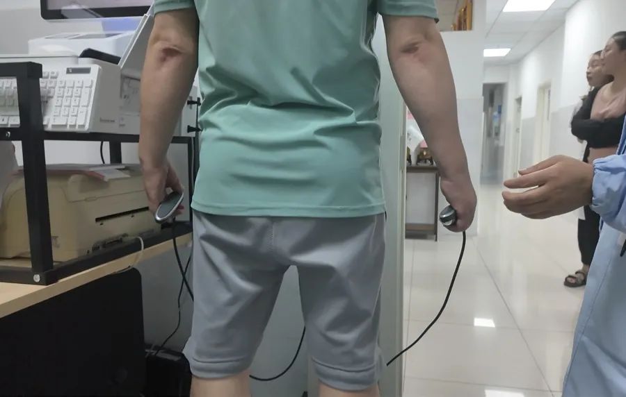 上海这家社区夜门诊挤爆了！白领下班顺路就把肥减了，阿姨拉着小姐妹一起“埋线”
