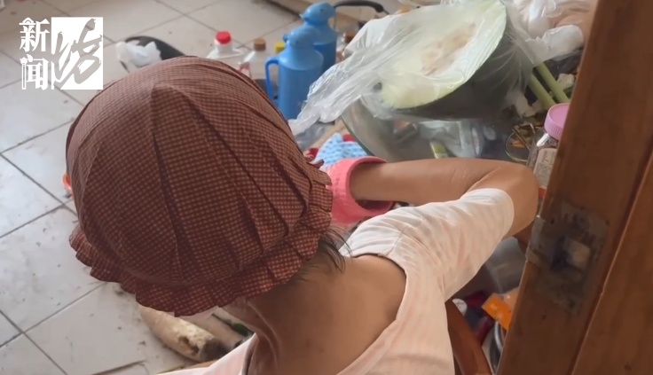 一天50只蟑螂窜出!大家疯狂跺脚!上海独居女子,年轻时光鲜,老了却让家人颜面扫地? 一天50只蟑螂窜出!大家疯狂跺脚!上海独居女子,年轻时光鲜,老了却让家人颜面扫地?