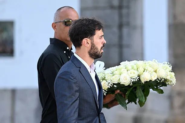 催泪!若塔葬礼举行,妻子趴棺木痛哭,葡萄牙队友为他抬棺!FIFA总部已降半旗志哀 催泪!若塔葬礼举行,妻子趴棺木痛哭,葡萄牙队友为他抬棺!FIFA总部已降半旗志哀