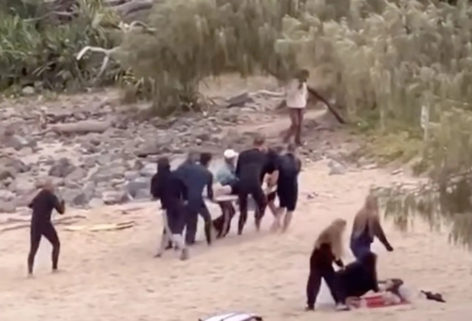 澳大利亚鲨鱼咬伤一名16岁男孩后追赶他上岸,旁边有人帮忙挥拳打鲨鱼 澳大利亚鲨鱼咬伤一名16岁男孩后追赶他上岸,旁边有人帮忙挥拳打鲨鱼