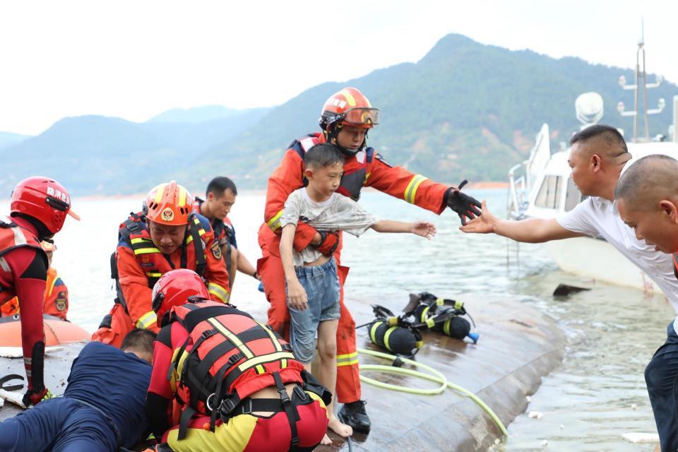 郴州船只遇罕见大风侧翻，救援队切割船底救出十余人，失联安全员仍在搜救中