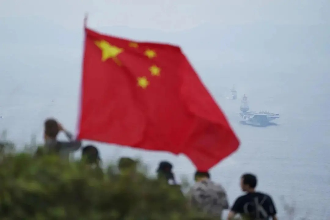 香港“挥旗哥”，登上山东舰！